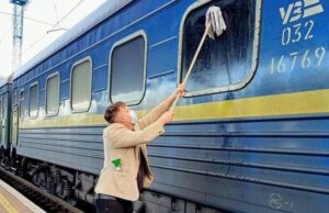 Датчанин, помывший окно поезда: Будь в Украине все нормально, я бы смирился с грязью