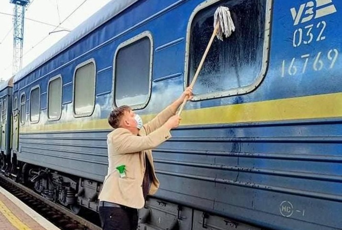 Датчанин, помывший окно поезда: Будь в Украине все нормально, я бы смирился с грязью