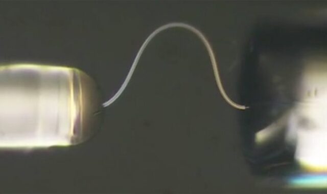 Китайские ученые создали гибкий лед, который можно гнуть и завязывать узлами