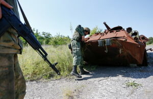 Украинские силовики разместили бронетехнику в жилых районах Донбасса