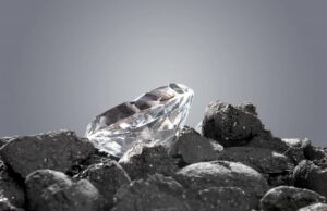 Китайские ученые создали суперстекло, которое способно поцарапать алмаз