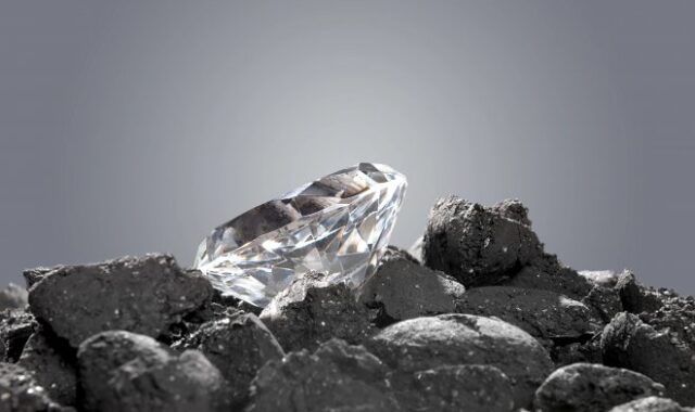 Китайские ученые создали суперстекло, которое способно поцарапать алмаз