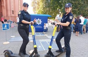 На Украине полицейские начали патрулировать улицы на самокатах в цветах флага