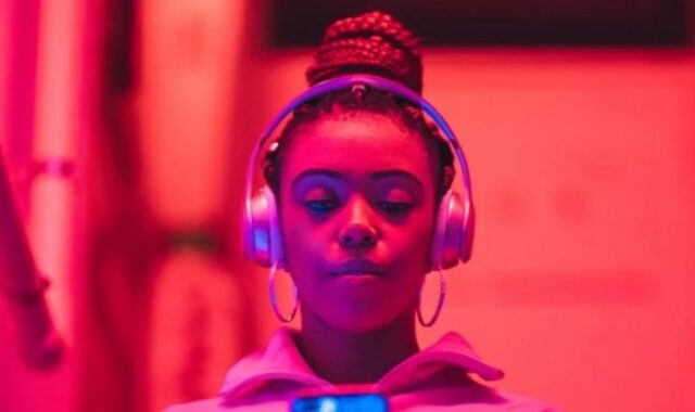 Популярные вирусные песни распространяются аналогично реальным инфекциям