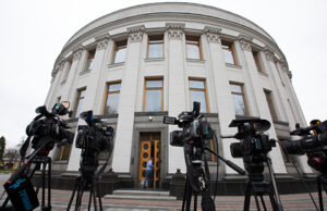 Украинские власти сравнили с ребенком с гранатой в руках