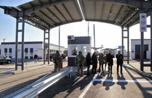 На украинской границе крымчан начали прививать вакцинами Pfizer и Moderna