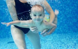 Мощное средство закаливания для новорожденного: плавание