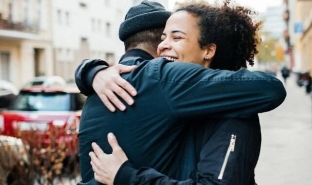 Ученые раскрывают тайны: что означают различные стили объятий и как долго нужно обниматься