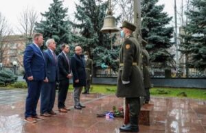 Вернувшийся из Киева американский конгрессмен привёз в Штаты «прорывную инфекцию COVID»