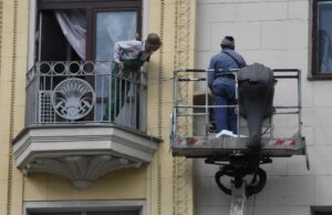 Два человека погибли при падении подъёмника на стройке в Красноярске