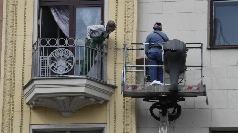 Два человека погибли при падении подъёмника на стройке в Красноярске