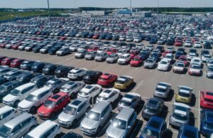 Десятки тысяч новых машин, которые никому не нужны. Репортаж со складов