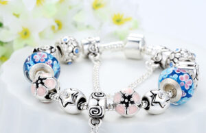 Серебряный шарм — отличный способ подчеркнуть индивидуальность
