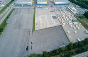 Гигантские склады новых машин уже опустели. Фоторепортаж Autonews