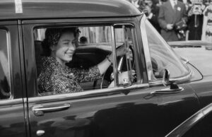 Как поменялся автомобильный мир при королеве Великобритании Елизавете II