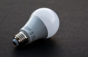 Ученые назвали светодиодные лампы крупной угрозой для экологии Земли