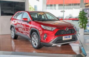 Электронные права и китайский RAV4 для России. Новости недели