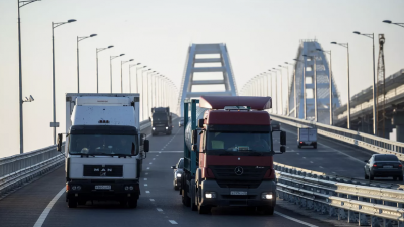 Хуснуллин заявил, что на Крымском мосту осуществляется досмотр 100% транспорта