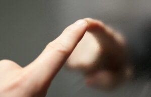 Ученые обнаружили у стекла необычный феномен «жидкой кожи»