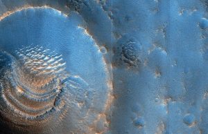 Орбитальные снимки показали странные образования в кратерах Марса