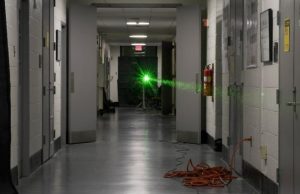 Физики установили мировой рекорд, выстрелив лазером вдоль университетского коридора