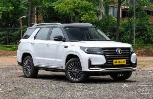 В Россию привезли большой кроссовер Changan CS95. Названы цены
