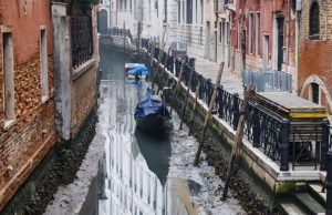 В результате теплой зимы в Венеции пересохли знаменитые городские каналы