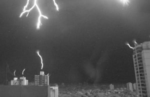 Невероятно удачное видео запечатлело, как молнии бьют в небо из громоотводов