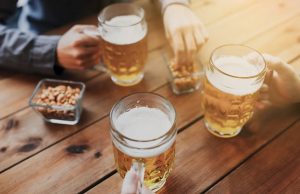 Почему арахис «танцует» в бокале пива