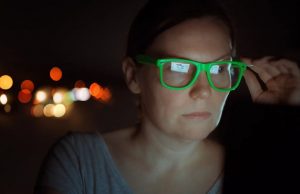 Ученые не смогли доказать пользу очков с фильтрами синего света