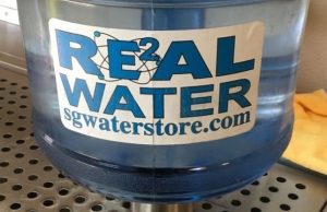 В США десятки людей отравились ракетным топливом в бутилированной воде Real Water