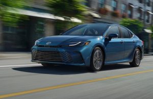 Toyota представила новую Camry. Моторов V6 больше нет