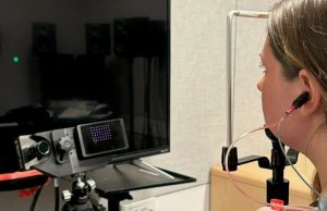 Ученые научились определять направление взгляда человека по скрипу его ушей