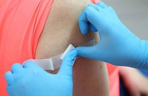 В Москве разработали пластырь, позволяющий вводить вакцины без шприца