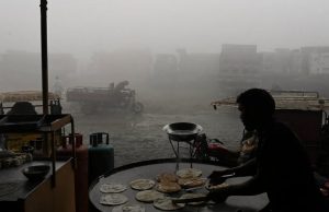 В столице Пакистана Лахоре чудовищный смог разгоняют искусственным дождем