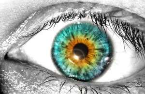 Ученые установили, почему люди моргают намного чаще необходимого