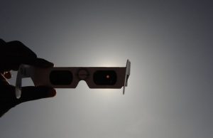 Ушлые дельцы продают очки для наблюдения за солнечными затмениями, которые могут вас навсегда ослепить
