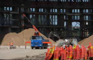 На строительной площадке в Краснодаре упал автокран