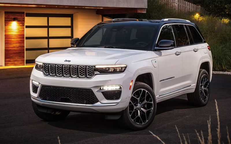 
            В России начались продажи Jeep Grand Cherokee по параллельному импорту
        