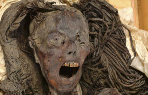 Знаменитая «Кричащая женщина» из Египта умерла внезапной и жестокой смертью