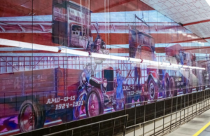 На платформе станции «ЗИЛ» столичного метро разместили архитектурное панно