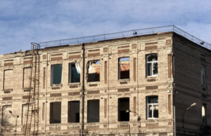 Строители из Подмосковья восстанавливают ещё одну школу в Мариуполе