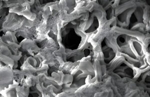 Ученые упрятали целое футбольное поле в одной чайной ложке вещества