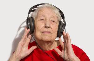 Ностальгическая музыка из молодости помогает предотвратить деменцию