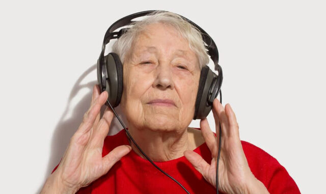 Ностальгическая музыка из молодости помогает предотвратить деменцию