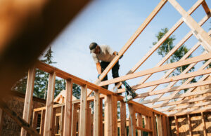 Специалист Кокарев назвал июль самым дорогим месяцем для строительства дома