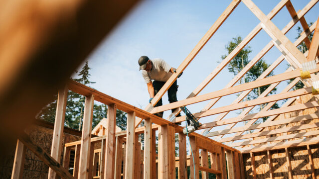 Специалист Кокарев назвал июль самым дорогим месяцем для строительства дома