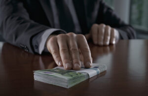 Экс-начальника филиала военной строительной компании обвинили во взятках