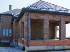 Специалист Васильев рассказал о преимуществах начала строительства дома осенью