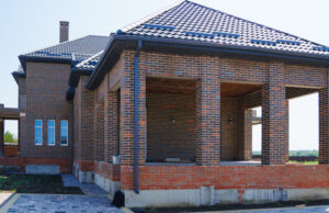 Специалист Васильев рассказал о преимуществах начала строительства дома осенью